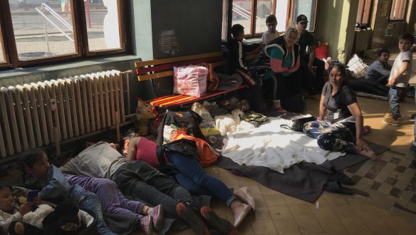 Riport a prágai főpályaudvarról: több száz kárpátaljai magyar romával játszanak pingpongot a magyar és a cseh hatóságok