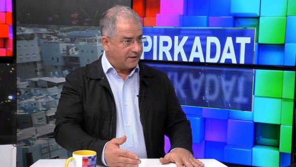 Kósa Lajost zsidózásról kérdezték, majd le akarta állítani az élő tévéinterjút