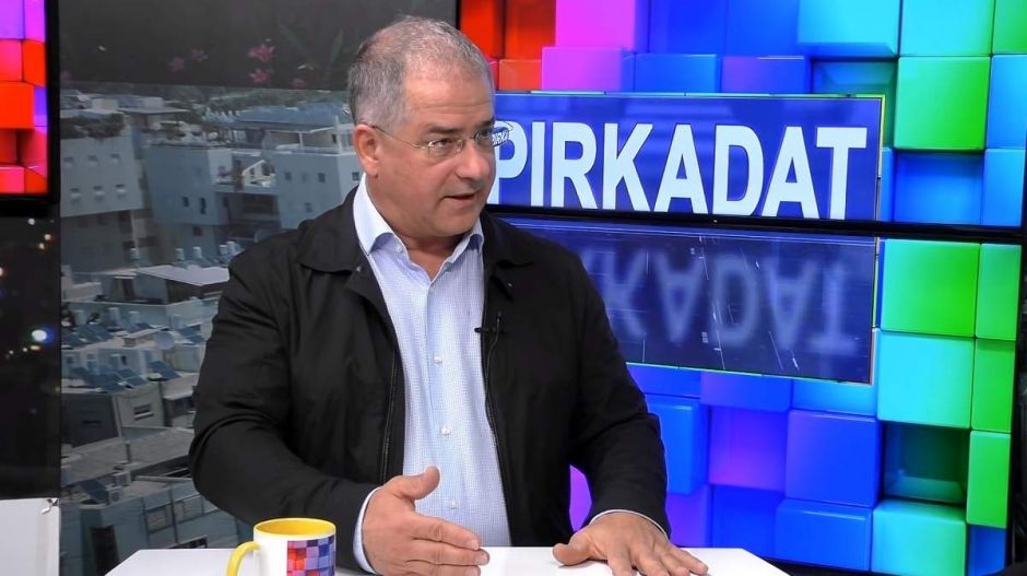 Kósa Lajost zsidózásról kérdezték, majd le akarta állítani az élő tévéinterjút