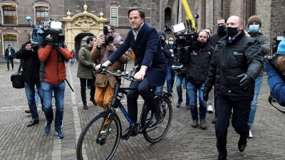 Lemondott a „holland fickó” kormánya, egy jutattásokkal kapcsolatos botrányba bukott bele