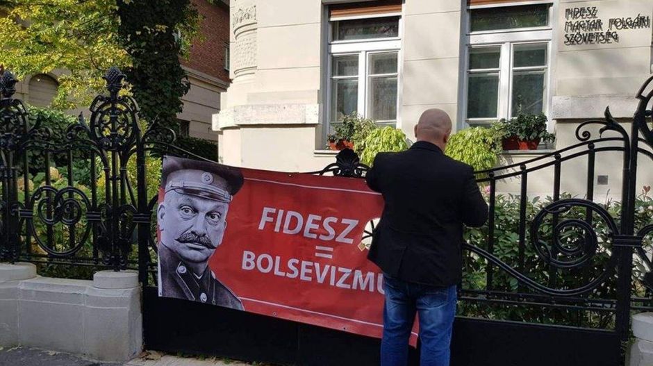 Sztálinná montírozott Orbánt tett a Jobbik a Fidesz-székház kerítésére