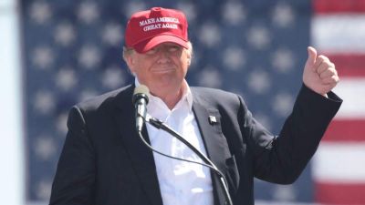 Újratervezte a sapkáit Donald Trump, így pörgeti fel a pénzgyűjtést