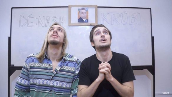 „Gruevszki, hol vagy? Elűztek, ó, jaj! Leselkedik rád a veszély, besegítünk, tesó, ne félj!”