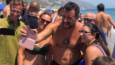 „Takarodj, zsidó kommunista!“ Megtartotta a Lega az első kormányellenes nagygyűlését