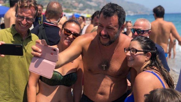 „Takarodj, zsidó kommunista!“ Megtartotta a Lega az első kormányellenes nagygyűlését