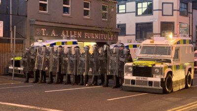 Előkerültek a Molotov-koktélok az északír unionista tüntetéseken, nyolc rendőr megsebesült