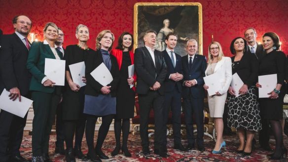 Sebastian Kurzék a tanárok között is betiltanák a fejkendő viselését