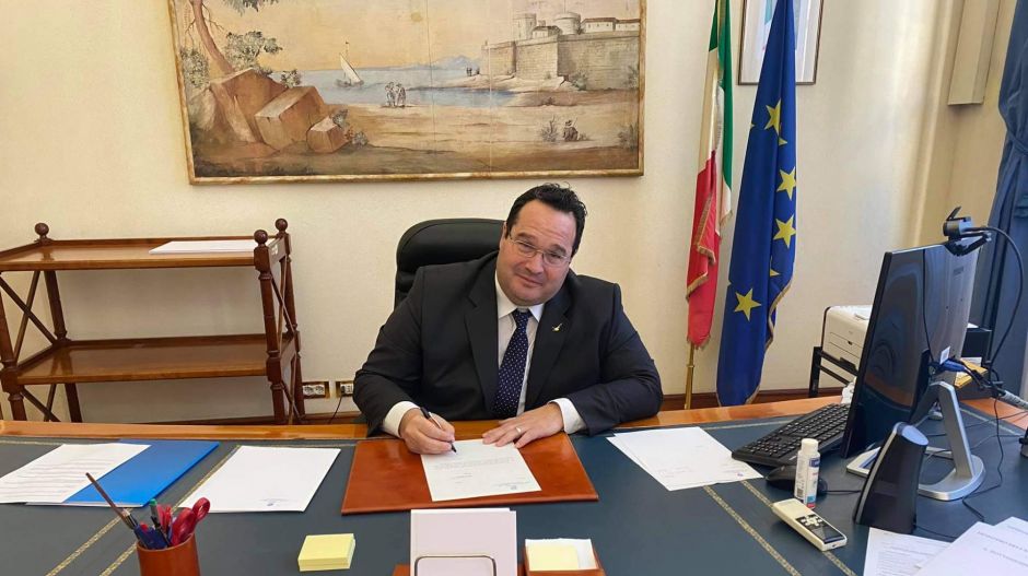 Maffiakapcsolatai ellenére is ő oszthatja az EU-s pénzeket Olaszországban. Kicsoda a Lega délolasz hátterembere?