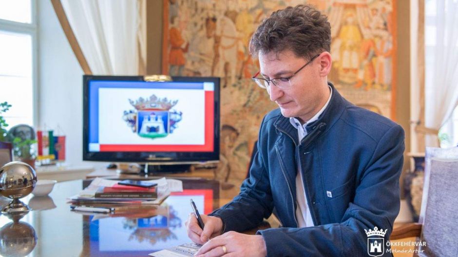 Nem sírni kell a problémákon, hanem megoldani őket! Cser-Palkovics András székesfehérvári polgármester az Azonnalinak