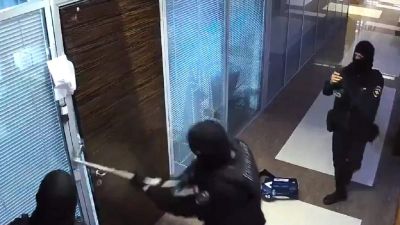 Navalnij lakásán, szervezetének irodájában is ajtókat feltörve tartott házkutatást a rendőrség