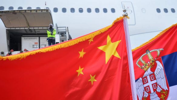 Szerbia: az ország, ahol egyszerre túl sok az oltóanyag és az oltásellenes