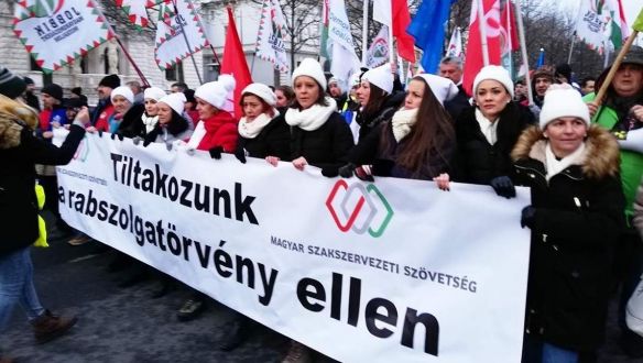 A fehér sapkás nők lettek az Orbánnal szembeni ellenállás új szimbólumai?