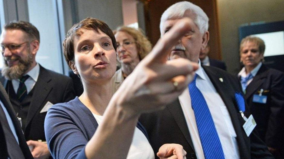 Nem akar beülni az AfD elnöke saját pártjának frakciójába