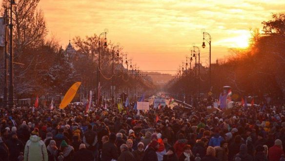 Sárga mellények, fehér sapkák és gázmaszkok – ilyen volt a vasárnapi tüntetés a rabszolgatörvény ellen