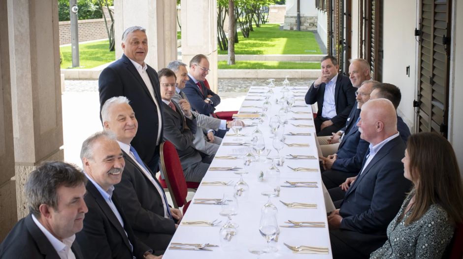 Az apparátus és az erős emberek leszereléséről egyszerre szól Orbán Viktor új kormánya