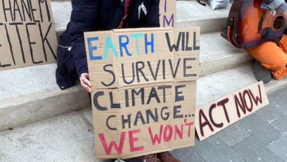 Videó: A repülésről könnyen lemondanék, a húsról már nehezebben – az idei első klímatüntetésen jártunk