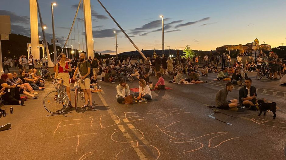 „KATA ALÁÍRTA” - Újabb tüntetést és hídfoglalást tervez a Kutya Párt