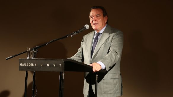 Tiszteletét, pártját és kedvenc focicsapatát is bukja az orosz kapcsolatai miatt Gerhard Schröder