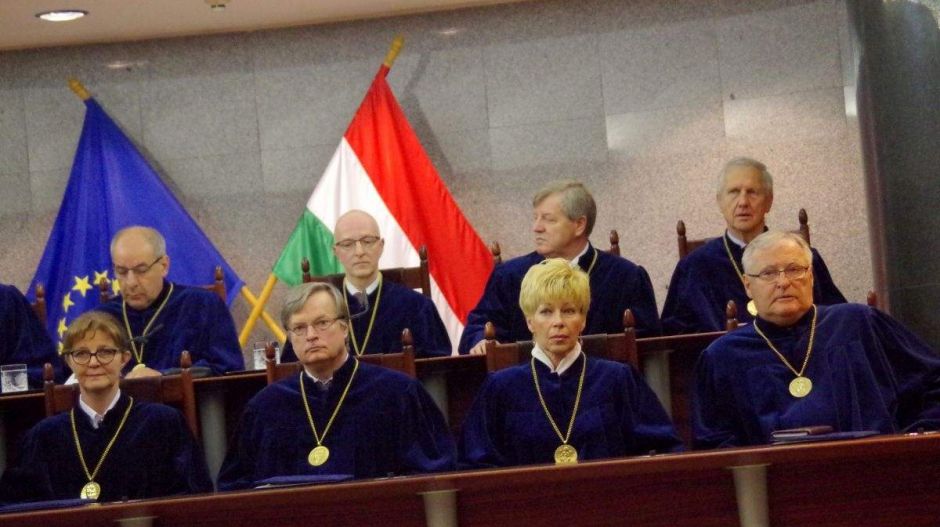 Rendben volt, hogy a képviselői kártyák nélkül szavazták meg a túlóratörvényt, mondta ki az AB