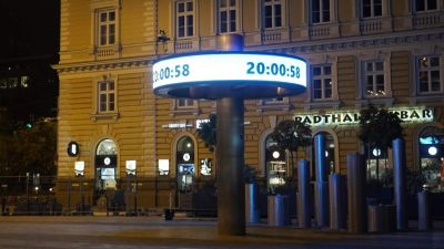 Este 10-ig lehetünk kint az utcán, ha beoltottak 2,5 millió embert