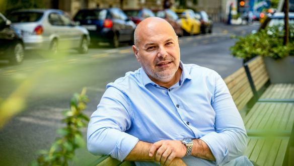 Épp annak a lépcsőháznak szavazott meg felújítási pénzt a terézvárosi MSZP-s, ahol a feleségének van lakása