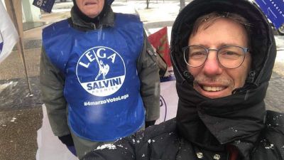 Trieszt alpolgármestere saját kezével dobta kukába egy hajléktalan cuccait