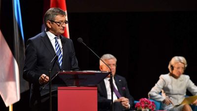 Kormánygépen repkedett a szülővárosába, lemondatták a lengyel alsóház elnökét