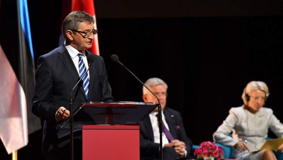 Kormánygépen repkedett a szülővárosába, lemondatták a lengyel alsóház elnökét