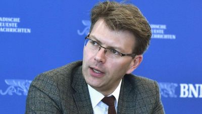 Tűrhetetlen és méltatlan Orbán plakátkampánya – a német néppártiak vezetője az Azonnalinak