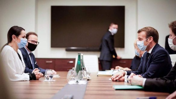 Miközben Lukasenka Putyinhoz dörgölőzik, Tihanovszkaja Macronnal találkozik