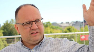 Nem hiszem, hogy a kezemben egy Fidesz-táblával kellene a várost járnom – Újpest fideszes polgármestere az Azonnalinak