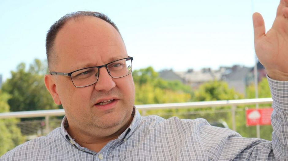 Nem hiszem, hogy a kezemben egy Fidesz-táblával kellene a várost járnom – Újpest fideszes polgármestere az Azonnalinak