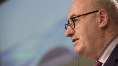 Vacsorázott egyet az ír elit krémjével, az uniós biztosi állásába került