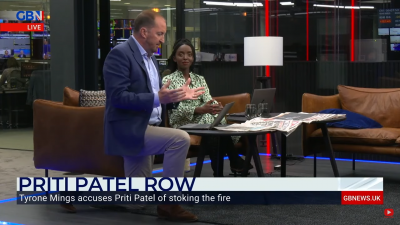 Élő adásban térdelt le a brit jobbos hírtévé műsorvezetője, azonnal kirúgták