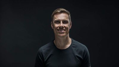 Már programjában odarúg Orbán felé az EPP-csúcsjelöltségre gyúró finn