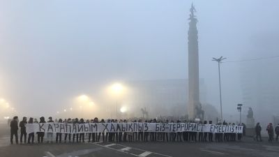 Parancsba adta a kazah elnök a hadseregnek, hogy figyelmeztetés nélkül lőjenek a tüntetőkre