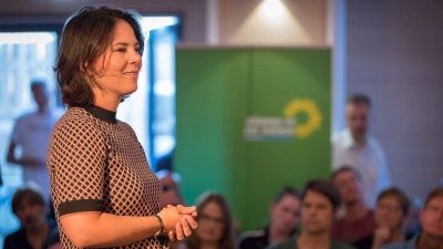 Kamu meztelen képekkel, Soros Györggyel járatnák le a német Zöldek kancellárjelöltjét