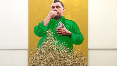 Szotyihéjat köphet a közönség szintén szotyizó Orbán Viktor elé egy kiállításon Kolozsváron