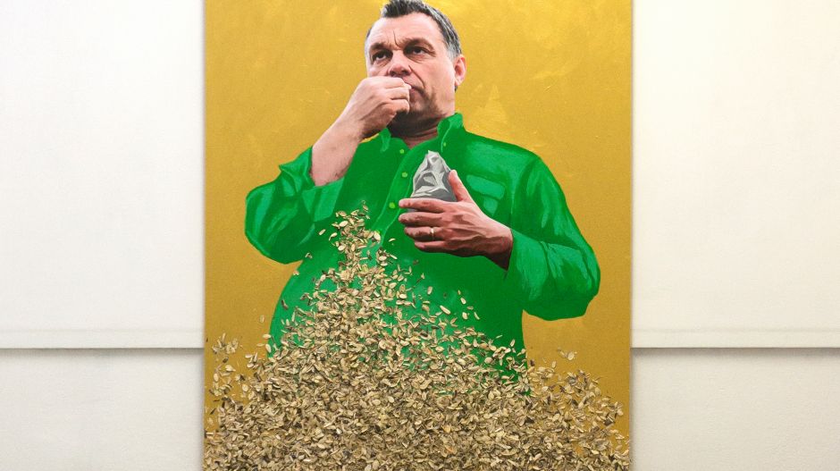 Szotyihéjat köphet a közönség szintén szotyizó Orbán Viktor elé egy kiállításon Kolozsváron