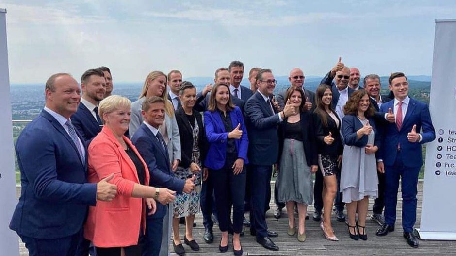 Strache egyik jelöltje leparancsolta a benzinkúton az emberekről a szájmaszkot