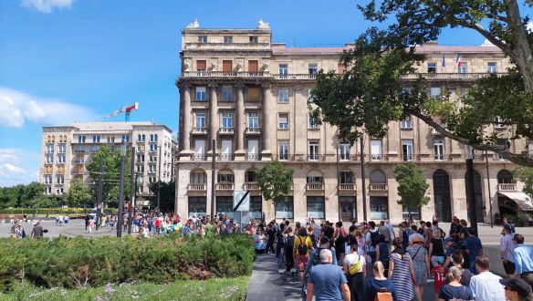 „Csak dolgozni akarok” – tüntetők foglalták el a Margit hidat és az Erzsébet híd egy részét