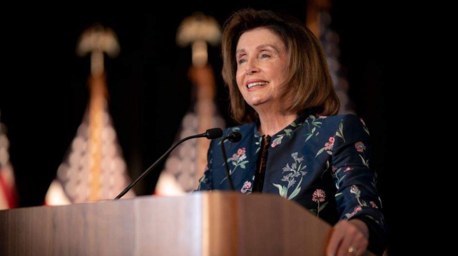 Bukhat-e a koronavírus elleni szabályokat megszegő Nancy Pelosi?