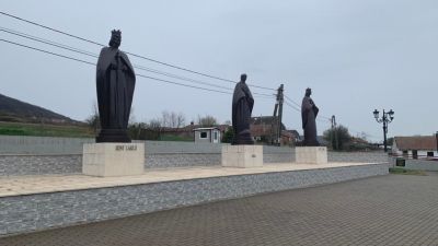 Fotók: fröccsöntött műanyag Szent Istvánról és Máriáról málik a festék 2,3 milliárd forint uniós pénzből