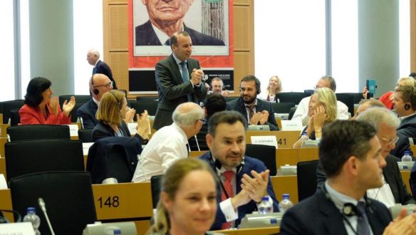 Megerősítette a Fidesz az Azonnalinak, hogy megszavazták Webert 