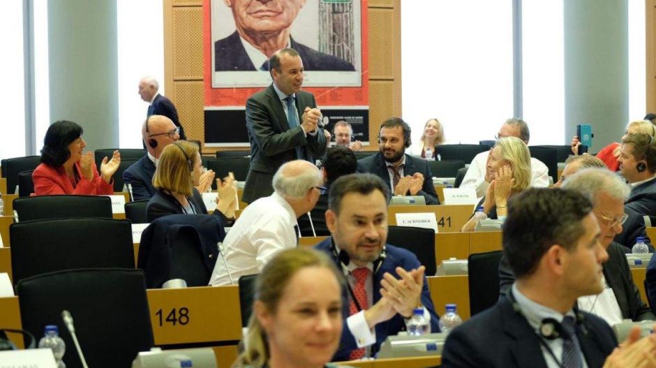 Megerősítette a Fidesz az Azonnalinak, hogy megszavazták Webert 