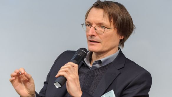 Beszólt a brit járványkezelésnek a kötelező vakcinát akaró német miniszter