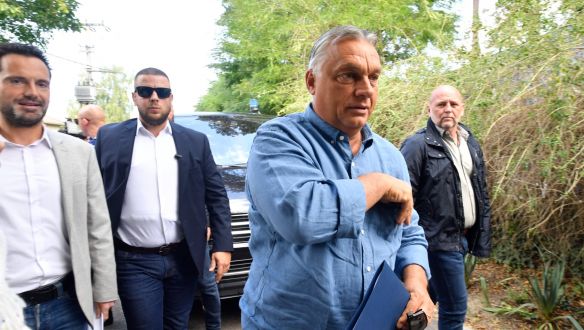 EU-párti, stabilitást méltató beszédet tartott zárt körben Orbán Kötcsén