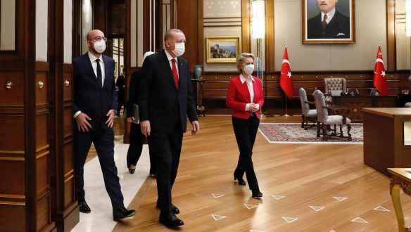 Feministák petícióban követelik az Európai Tanács elnökének lemondását, mert nem adta át a helyét a Bizottság női elnökének