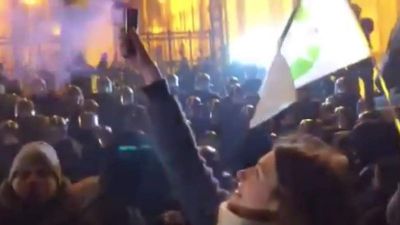 Egy legálisan vásárolható füstbomba miatt vitték be a rendőrök Donáth Annát