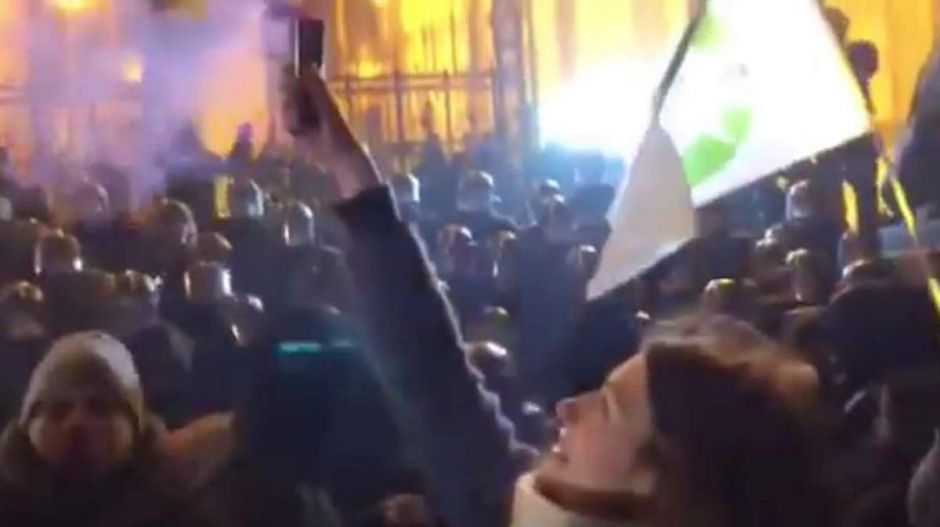 Egy legálisan vásárolható füstbomba miatt vitték be a rendőrök Donáth Annát
